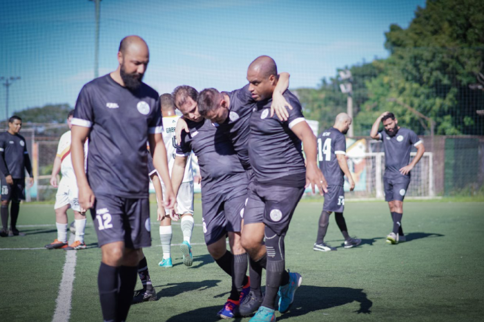 Leia mais sobre o artigo ⚽ ABERTURA DE RODADA COM SHOW! SELEÇA GOLEIA E AFUNDA O IA FC NA TABELA!